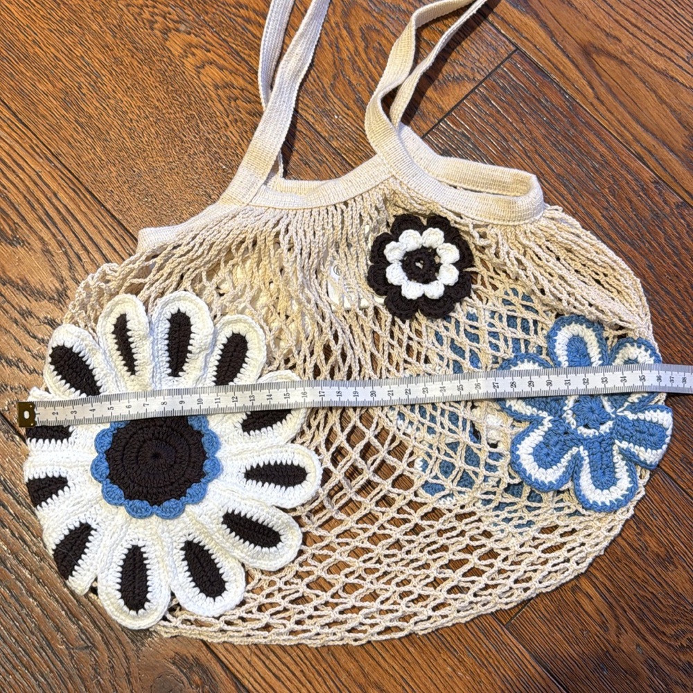 Crocheted cotton Floral Mesh Tote Bag in Cream and Blue Baum und Pferdgarten - Picture 5 of 9